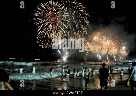 DATE RECORD NON DÉCLARÉE Rio de Janeiro RJ, 01/01/2024 - Burning/of/Fireworks/in/Copacabana/on/nouvel an/2024 Rio de Janeiro RJ, 01/01/2024 - Queima/de/Fogos/em/Copacabana/no/Reveillon/2024 - Cariocas et les touristes regardent le célèbre feu d'artifice sur la plage de Copacabana, du 31 au 1e jour de l'année. Photo : Felix Averbug/ATO Press Rio de Janeiro RJ, 01/01/2024 - Burning/of/Fireworks/in/Copacabana/on/nouvel an/2024 Rio de Janeiro Brasil Copyright : xFelixxAverbugx Banque D'Images