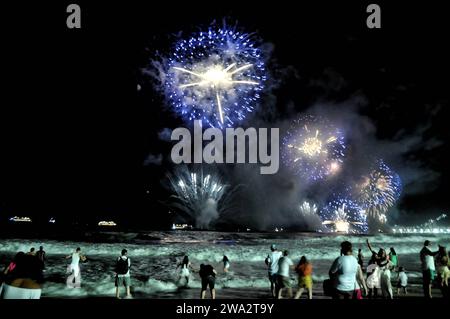 DATE RECORD NON DÉCLARÉE Rio de Janeiro RJ, 01/01/2024 - Burning/of/Fireworks/in/Copacabana/on/nouvel an/2024 Rio de Janeiro RJ, 01/01/2024 - Queima/de/Fogos/em/Copacabana/no/Reveillon/2024 - Cariocas et les touristes regardent le célèbre feu d'artifice sur la plage de Copacabana, du 31 au 1e jour de l'année. Photo : Felix Averbug/ATO Press Rio de Janeiro RJ, 01/01/2024 - Burning/of/Fireworks/in/Copacabana/on/nouvel an/2024 Rio de Janeiro Brasil Copyright : xFelixxAverbugx Banque D'Images