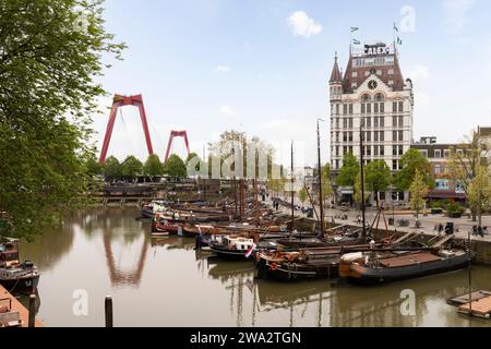 Oude Haven (Vieux Port) avec la Witte huis (Maison Blanche) et le Willemsbrug sur la rivière de Maas dans le centre de Rotterdam. Banque D'Images