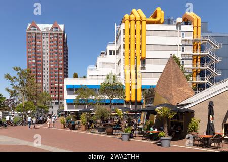 Bibliothèque centrale et en arrière-plan la tour résidentielle Statendam dans le quartier Blaak de Rotterdam. Banque D'Images