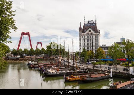 OD Harbor - Oude Haven, avec la Witte huis - Maison Blanche, et le Willemsbrug sur la rivière de Maas dans le centre de Rotterdam. Banque D'Images