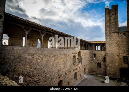 Château Comtal, grand château du 12e siècle restauré, perché sur une colline, avec un musée dans cette célèbre ville fortifiée médiévale, la Cité, citadelle médiévale, Carcasso Banque D'Images