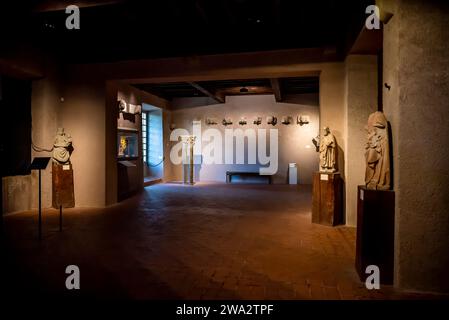 Expositions à Château Comtal, grand château restauré du 12e siècle perché sur une colline, avec un musée dans cette célèbre ville fortifiée médiévale, la Cité, cité médiévale Banque D'Images