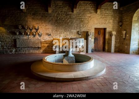 Baptême des fonts du 12e siècle, Château Comtal, grand château restauré du 12e siècle perché sur une colline, avec un musée dans cette célèbre ville médiévale fortifiée, Banque D'Images