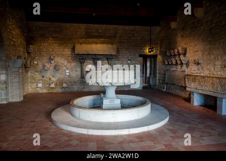 Baptême des fonts du 12e siècle, Château Comtal, grand château restauré du 12e siècle perché sur une colline, avec un musée dans cette célèbre ville médiévale fortifiée, Banque D'Images