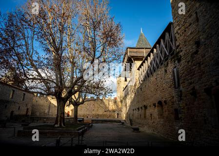 Château Comtal, grand château du 12e siècle restauré, perché sur une colline, avec un musée dans cette célèbre ville fortifiée médiévale, la Cité, citadelle médiévale, Carcasso Banque D'Images