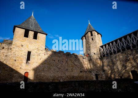 Château Comtal, grand château du 12e siècle restauré, perché sur une colline, avec un musée dans cette célèbre ville fortifiée médiévale, la Cité, citadelle médiévale, Carcasso Banque D'Images