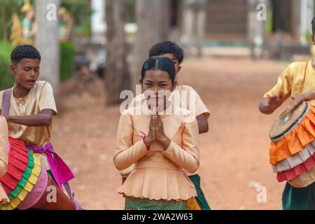 De jeunes musiciens et danseurs réalisent une cérémonie de bienvenue au monastère de Wat Lom Proleung, au Cambodge Banque D'Images