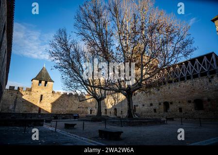 Château Comtal, grand château du 12e siècle restauré, perché sur une colline, avec un musée dans cette célèbre ville fortifiée médiévale, la Cité, citadelle médiévale, Carcasso Banque D'Images