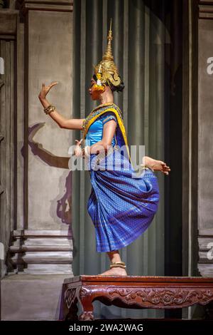 Danse traditionnelle khmère Mekhala, mettant en scène le triomphe de la déesse des eaux sur le démon Ream Eysaur, Siem Reap, Cambodge Banque D'Images