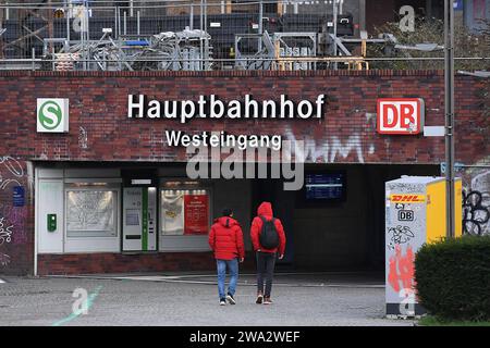 Oberhausen Hauptbahnhof Oberhausen Hauptbahnhof ist ein Personenbahnhof in Oberhausen und ein wichtiger Verknüpfungspunkt des Schienenpersonennah- und -fernverkehrs im westlichen Ruhrgebiet und am unteren Niederrhein. Besondere Bedeutung Hat der Bahnhof als Umsteigebahnhof für ICE-Verbindungen in die Niederlande Hollandstrecke . *** Oberhausen Hauptbahnhof Oberhausen Hauptbahnhof est une gare ferroviaire de voyageurs à Oberhausen et un point de connexion important pour le transport ferroviaire local et longue distance de voyageurs dans la région ouest de la Ruhr et la région du Bas Rhin la gare est particulièrement Banque D'Images