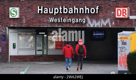 Oberhausen Hauptbahnhof Oberhausen Hauptbahnhof ist ein Personenbahnhof in Oberhausen und ein wichtiger Verknüpfungspunkt des Schienenpersonennah- und -fernverkehrs im westlichen Ruhrgebiet und am unteren Niederrhein. Besondere Bedeutung Hat der Bahnhof als Umsteigebahnhof für ICE-Verbindungen in die Niederlande Hollandstrecke . *** Oberhausen Hauptbahnhof Oberhausen Hauptbahnhof est une gare ferroviaire de voyageurs à Oberhausen et un point de connexion important pour le transport ferroviaire local et longue distance de voyageurs dans la région ouest de la Ruhr et la région du Bas Rhin la gare est particulièrement Banque D'Images