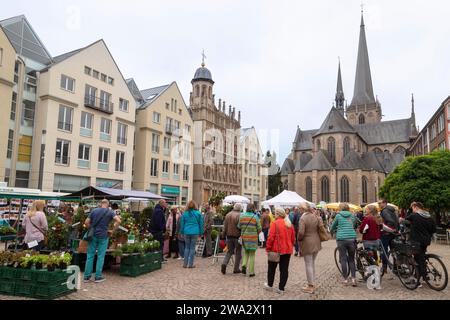 Place du marché avec la cathédrale Willibrordi et l'hôtel de ville dans la ville allemande de Wesel. Banque D'Images