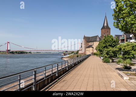 Promenade du Rhin dans la ville allemande d'Emmerich avec vue sur le pont sur le Rhin. Banque D'Images