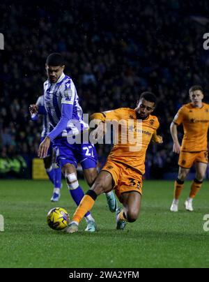 Ashley Fletcher de Sheffield Wednesday (à gauche) est attaquée par Cyrus Christie de Hull City lors du Sky Bet Championship Match à Hillsborough, Sheffield. Date de la photo : lundi 1 janvier 2024. Banque D'Images