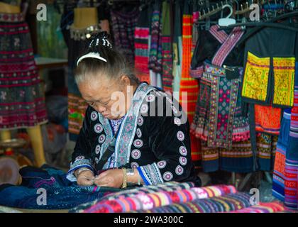 Février 20-2023-Chiang Rai-Thaïlande- Vieille femme fabriquant ses marchandises à vendre Banque D'Images