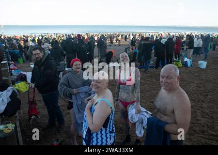 Edimbourg. Écosse 1 janvier 202U. Les nageurs à Portobello prennent le jour du nouvel an DIP crédit photo : Pako Mera / Alamy Live News Banque D'Images