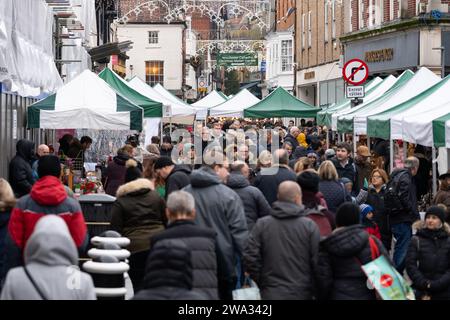 Les visiteurs du marché de Noël de Winchester High Street naviguent et magasinent des cadeaux et des cadeaux dans divers étals de marché artisanal. Winchester, Royaume-Uni Banque D'Images