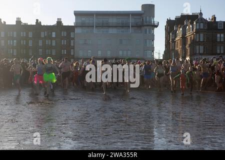 Edimbourg, Royaume-Uni. 01 janvier 2024. Edimbourg. Écosse 1 janvier 2024. Les nageurs à Portobello prennent le jour du nouvel an DIP crédit photo : Pako Mera / Alamy Live News Banque D'Images