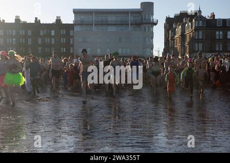 Edimbourg, Royaume-Uni. 01 janvier 2024. Edimbourg. Écosse 1 janvier 2024. Les nageurs à Portobello prennent le jour du nouvel an DIP crédit photo : Pako Mera / Alamy Live News Banque D'Images