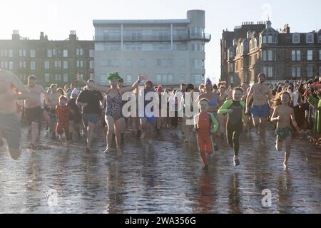 Edimbourg, Royaume-Uni. 01 janvier 2024. Edimbourg. Écosse 1 janvier 2024. Les nageurs à Portobello prennent le jour du nouvel an DIP crédit photo : Pako Mera / Alamy Live News Banque D'Images