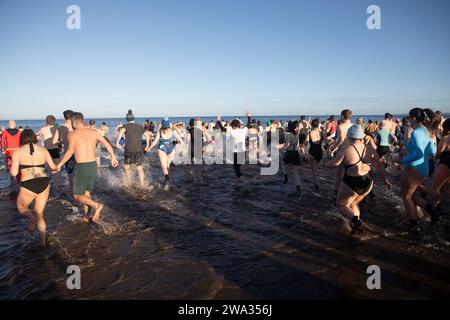 Edimbourg, Royaume-Uni. 01 janvier 2024. Edimbourg. Écosse 1 janvier 2024. Les nageurs à Portobello prennent le jour du nouvel an DIP crédit photo : Pako Mera / Alamy Live News Banque D'Images