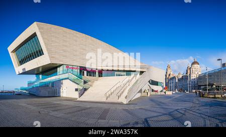 Un panorama multi-images du Musée de Liverpool photographié sous un ciel bleu sur le front de mer de Liverpool le 1 janvier 2024. Banque D'Images