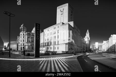 Un panorama multi-images du faible soleil d'hiver illuminant les trois Grâces sur le front de mer de Liverpool photographié le 1 janvier 2024. Banque D'Images