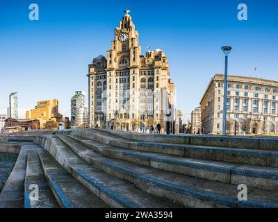 Panorama multi-images surplombant les marches du front de mer de Liverpool jusqu'au Royal Liver Building vu le 1 janvier 2024. Banque D'Images