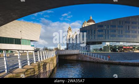 Un panorama multi-images des trois Grâces sur le front de mer de Liverpool photographié le 1 janvier 2024 entre quelques balustrades. Banque D'Images