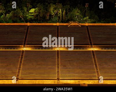 Lignes de rangées de sièges vides vue agrandie lors d'une visite en soirée dans le stade panathénaïque d'Athènes, Grèce Banque D'Images