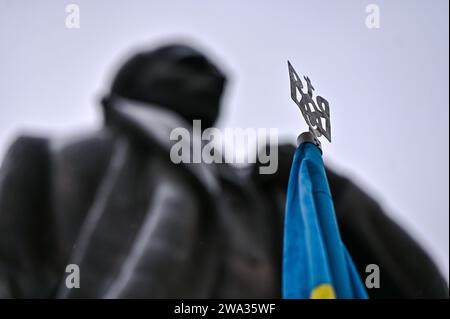 Non exclusive : LVIV, UKRAINE - 1 JANVIER 2024 - les armoiries ukrainiennes couronnent le manche au monument à Stepan Bandera le jour du 115e anniversaire A. Banque D'Images