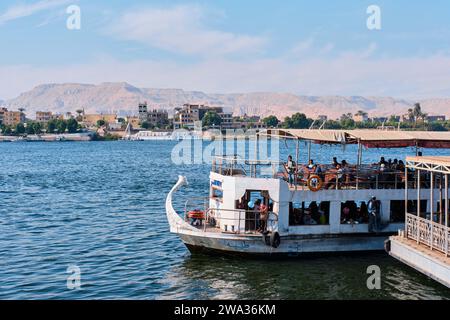 Louxor, Égypte - décembre 26 2023 : le moteur traditionnel est amarré sur une jetée le long du fleuve Nil Banque D'Images