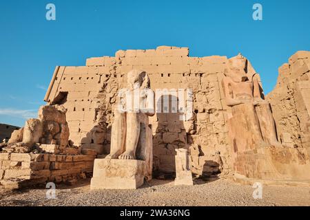 Louxor, Égypte - 2 janvier 2024 : statues monumentales du Pharaon Thoutmôsis II dans le temple de Karnak Banque D'Images