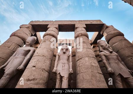 Louxor, Égypte - décembre 26 2023 : vue de la colonnade du temple d'Amenhotep III depuis la cour de Ramsès II au temple de Louxor Banque D'Images