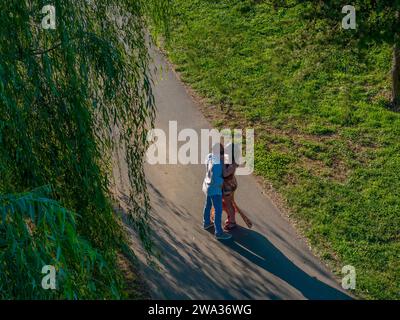 Mooresville, Caroline du Nord, États-Unis. 13 juin 2023. Un jeune couple interracial pose pour leurs photos de fiançailles lors d'une belle journée d'été en plein air (crédit image : © Walter G Arce SR Grindstone Medi/ASP) À USAGE ÉDITORIAL SEULEMENT! Non destiné à UN USAGE commercial ! Banque D'Images