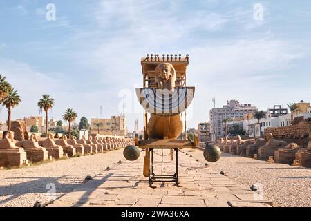 Louxor, Egypte - décembre 26 2023 : un bateau royal installé sur l'avenue des sphinx face à l'entrée du temple de Louxor Banque D'Images