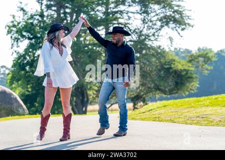 Mooresville, Caroline du Nord, États-Unis. 13 juin 2023. Un jeune couple interracial pose pour leurs photos de fiançailles lors d'une belle journée d'été en plein air (crédit image : © Walter G Arce SR Grindstone Medi/ASP) À USAGE ÉDITORIAL SEULEMENT! Non destiné à UN USAGE commercial ! Banque D'Images