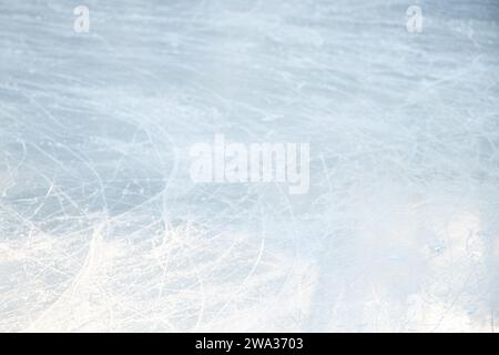 Glace sur une patinoire extérieure sur la rue dans un parc au soleil en décembre gros plan Banque D'Images