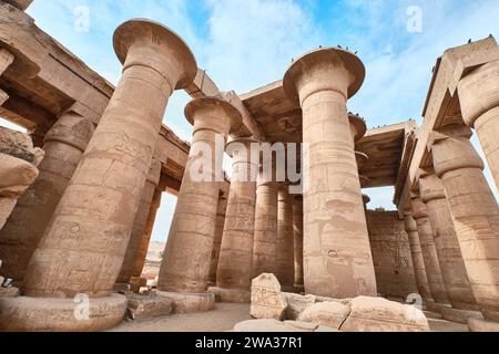 Louxor, Egypte - décembre 2023 : le Ramesseum est le temple mémorial ou temple mortuaire du Pharaon Ramsès II Il est situé dans la nécropole thébaine Banque D'Images