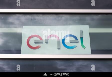 BOLOGNE, ITALIE - CIRCA SEPTEMBRE 2022 : panneau Enel Storefront Banque D'Images