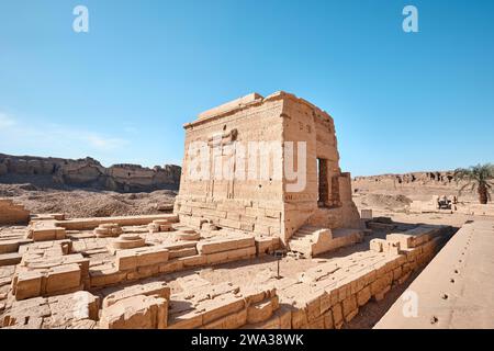 Qena, Égypte - décembre 27 2023 : vestiges du temple de cléopâtre et du temple d'Isis à Dendera Banque D'Images