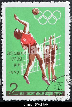 Timbre-poste annulé imprimé par la Corée du Nord, qui montre volley-ball, Jeux olympiques d'été 1972 - Munich, vers 1972. Banque D'Images