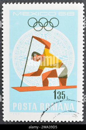 Timbre-poste annulé imprimé par la Roumanie, qui montre canoë, Jeux olympiques d'été 1968 - Mexico, vers 1968. Banque D'Images