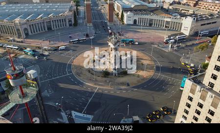 Vidéo aérienne par drone de la Plaça d'Espanya à Barcelone, Espagne, grand place, tours vénitiennes, Fontaine magique, Palau Nacional et panorama de la colline de Montjuïc Banque D'Images