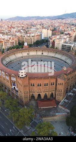 Vidéo aérienne par drone de La Monumental Barcelone Espagne arène de corrida néo-mudéjare historique aux dômes carrelés grille du quartier Eixample et horizon urbain Banque D'Images