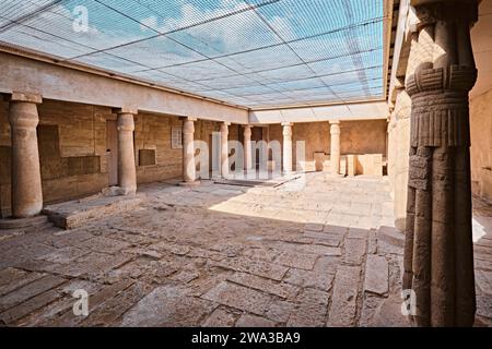 Saqqara, Egypte - 2 janvier 2024 : colonnes dans la tombe d'Horemheb située nécropole de Saqqara Banque D'Images