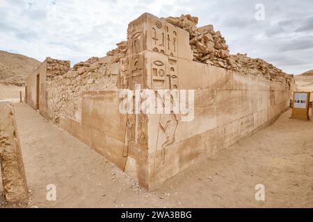 Saqqara, Égypte - 2 janvier 2024 : personnages en bas relief peints montrant la vie quotidienne dans l'Égypte ancienne à l'intérieur de la tombe de Kagemni dans la nécropole de Saqqara Banque D'Images