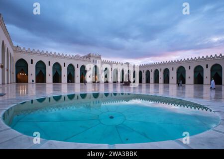 Le Caire, Egypte - 04 janvier 2024 : la mosquée d'Al Hakim, (Al Anwar), avec sol en marbre blanc. Il est nommé d'après Al-Hakim bi-Amr Allah Banque D'Images