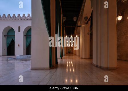 Le Caire, Egypte - 04 janvier 2024 : la mosquée d'Al Hakim, (Al Anwar), avec sol en marbre blanc. Il est nommé d'après Al-Hakim bi-Amr Allah Banque D'Images